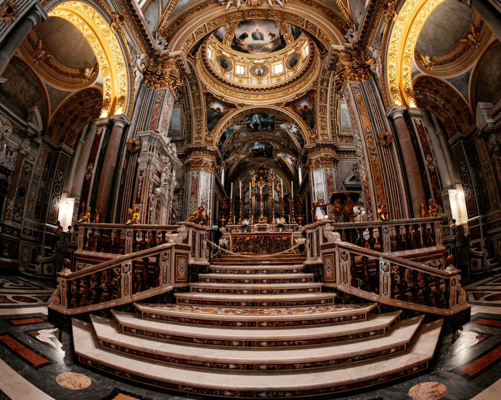 Auch in der Nähe von Ruinen und Denkmälern solltest du dich ruhig verhalten. 