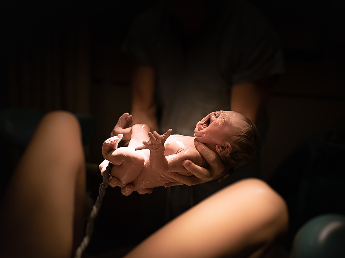 Traumdeutung Geburt Frau hÃ¤lt Baby in den HÃ¤nden