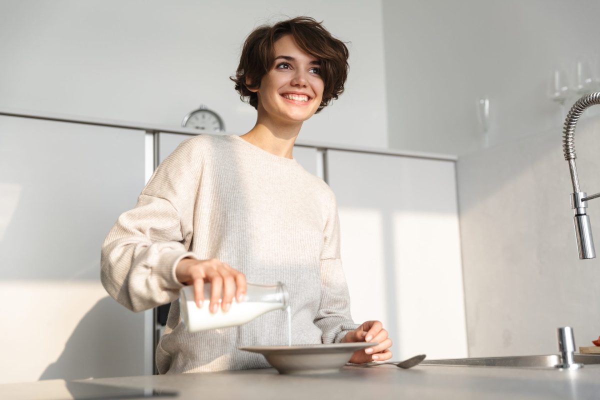 Frau Milch einschenken