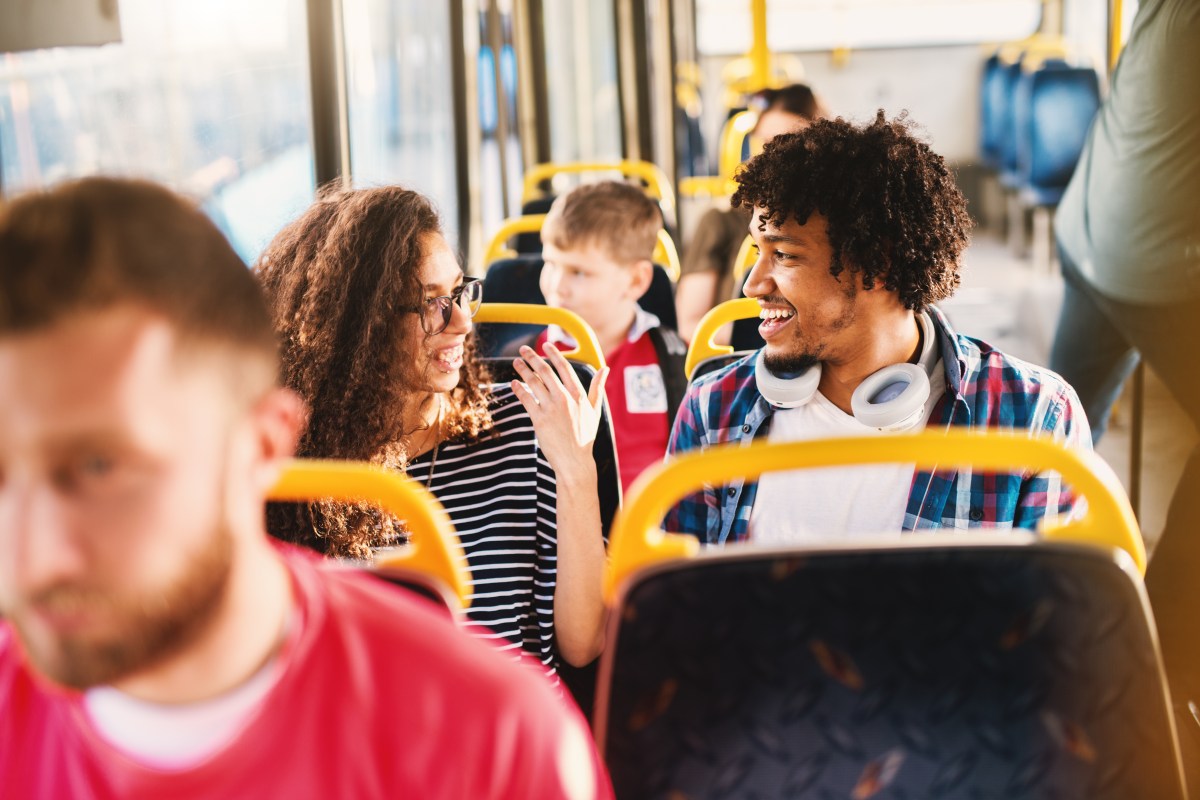 Jemanden in den Ã¶ffentlichen Verkehrsmitteln anzusprechen erfordert Mut. Mit einfachen Tricks gelingt es dir dennoch.