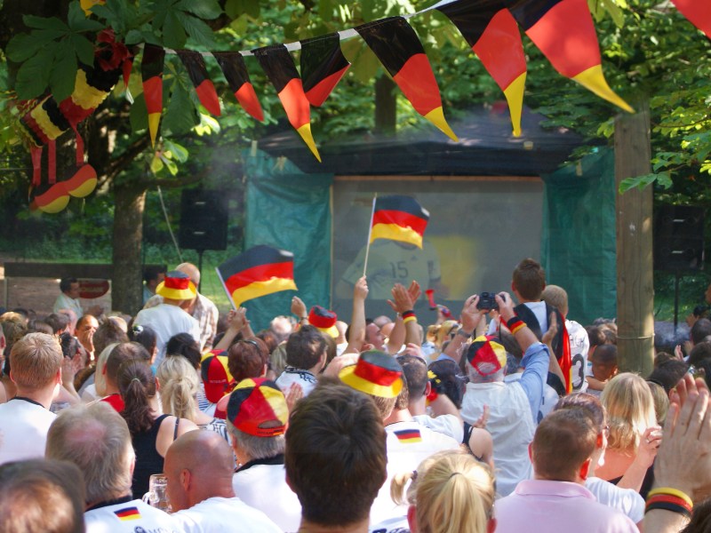 Lassen sich Fußball und Dating vereinen? Unbedingt! Erfahre hier, wie du jemanden beim Public Viewing ansprechen kannst,