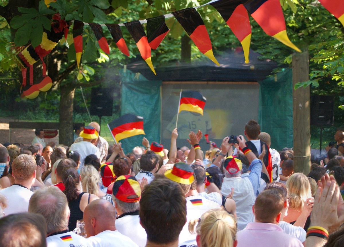 Lassen sich Fußball und Dating vereinen? Unbedingt! Erfahre hier, wie du jemanden beim Public Viewing ansprechen kannst,