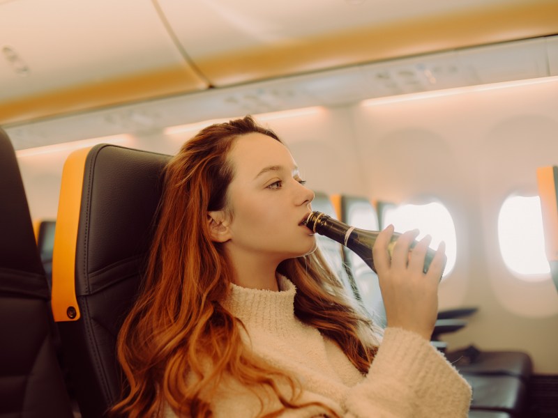 Forschende warnen vor Alkohol auf dem Flug..