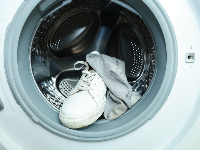 Deine Waschmaschine stinkt? Damit deine Wäsche superfrisch aus der Maschine kommt, kannst du ein einfaches und sehr effektives Hausmittel aus der Drogerie verwenden. Alle Details.