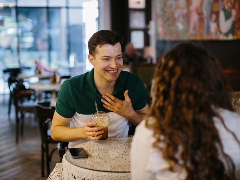 Mit jemandem im Café ins Gespräch zu kommen erfordert Mut.