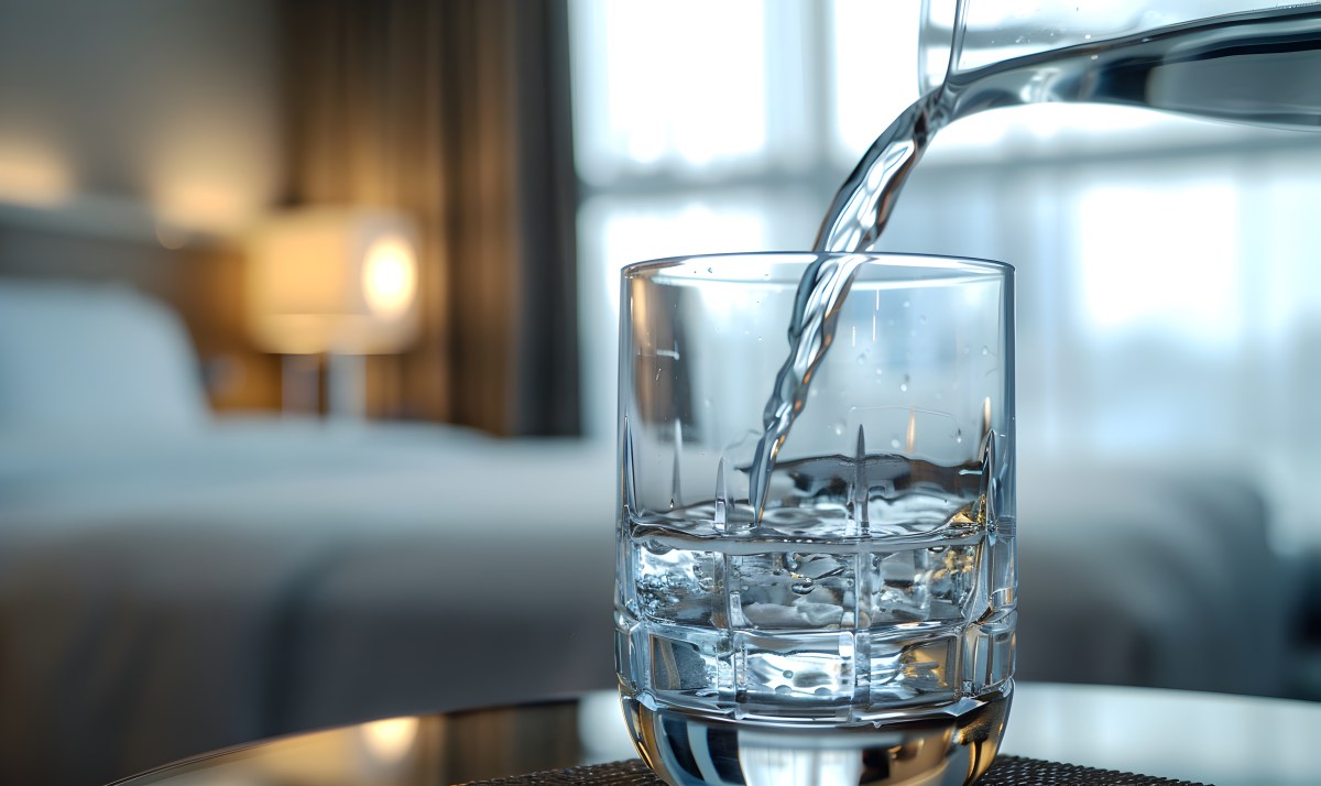 Hotelfachfrau warnt: Trinke nicht aus den Gläsern im Hotelzimmer.