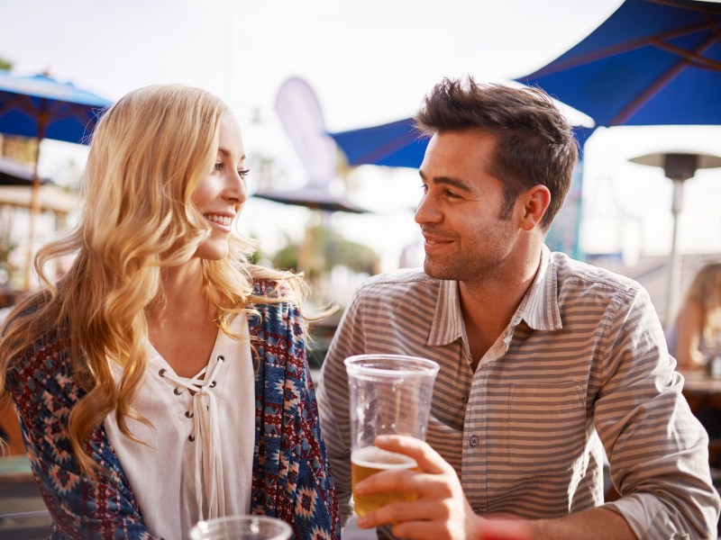 Einfache Tipps, wie du in einem Biergarten locker ins Gespräch kommst.