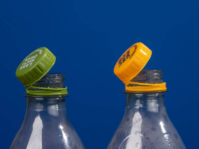 Zwei geöffnete Deckel eine PET-Flasche.