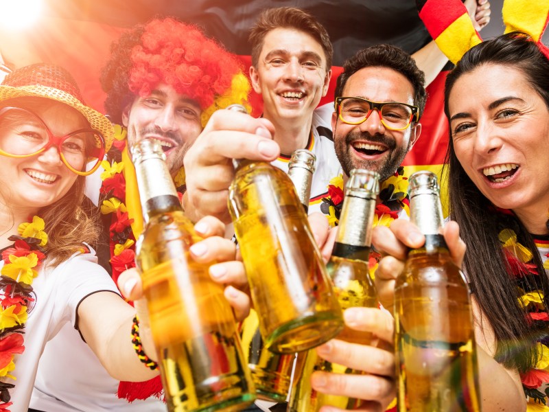 Betrunkene Fußballfans mit Bier in der Hand