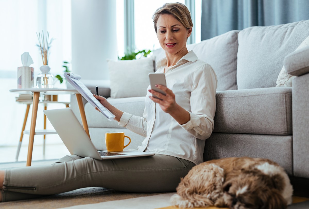 Hund schlÃ¤ft wÃ¤hrend Frau arbeitet