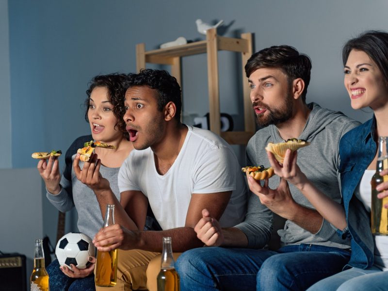 Freunde Pizza essen Fußball gucken