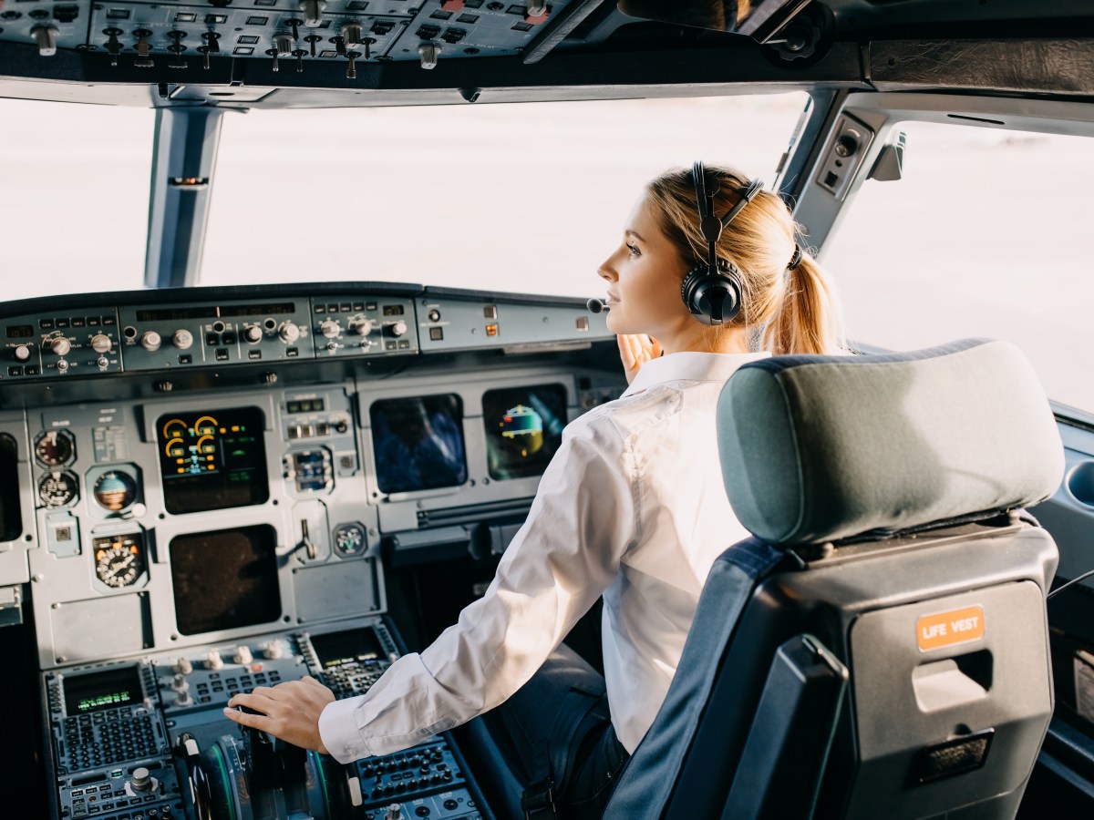 Eine Pilotin sitzt im Cockpit.