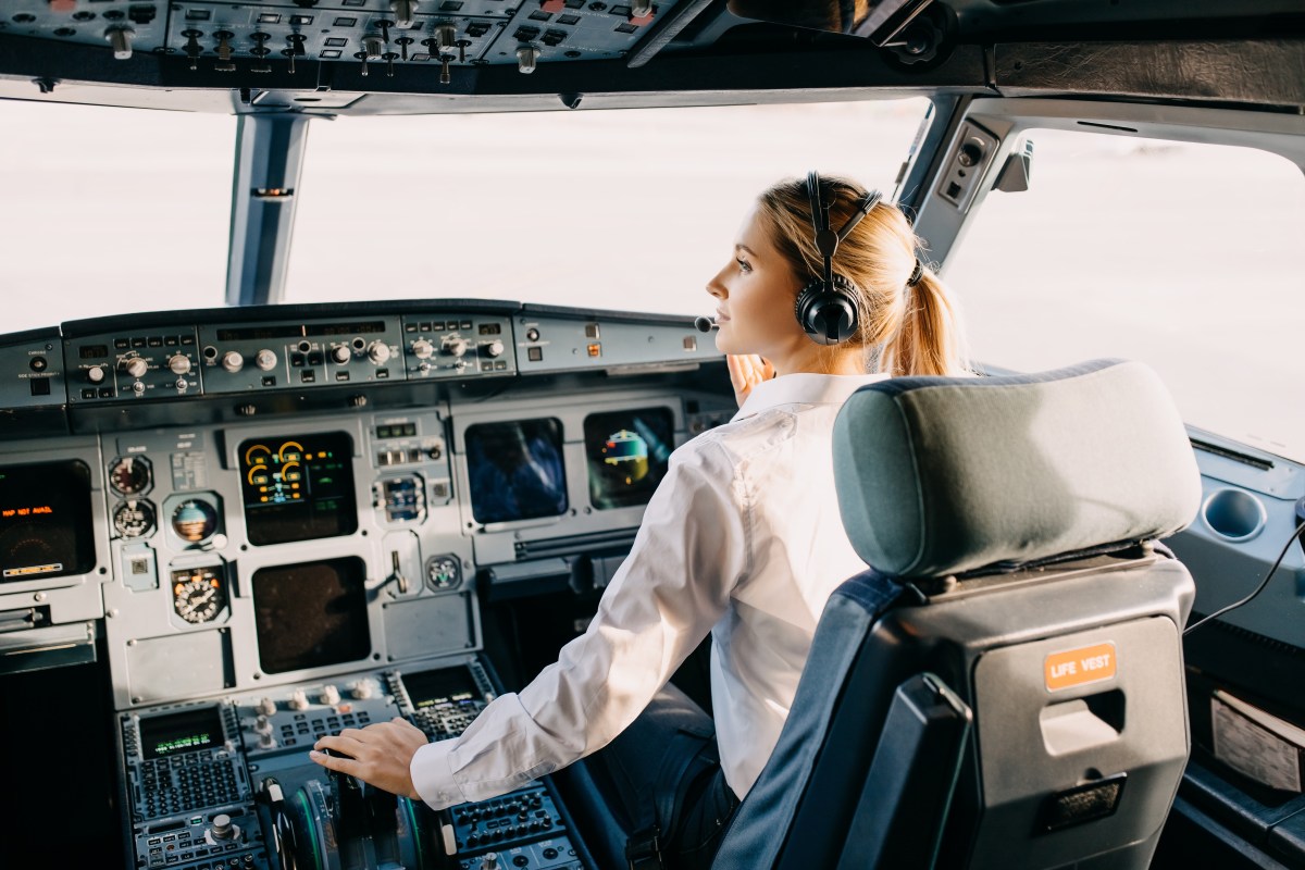 Eine Pilotin sitzt im Cockpit.