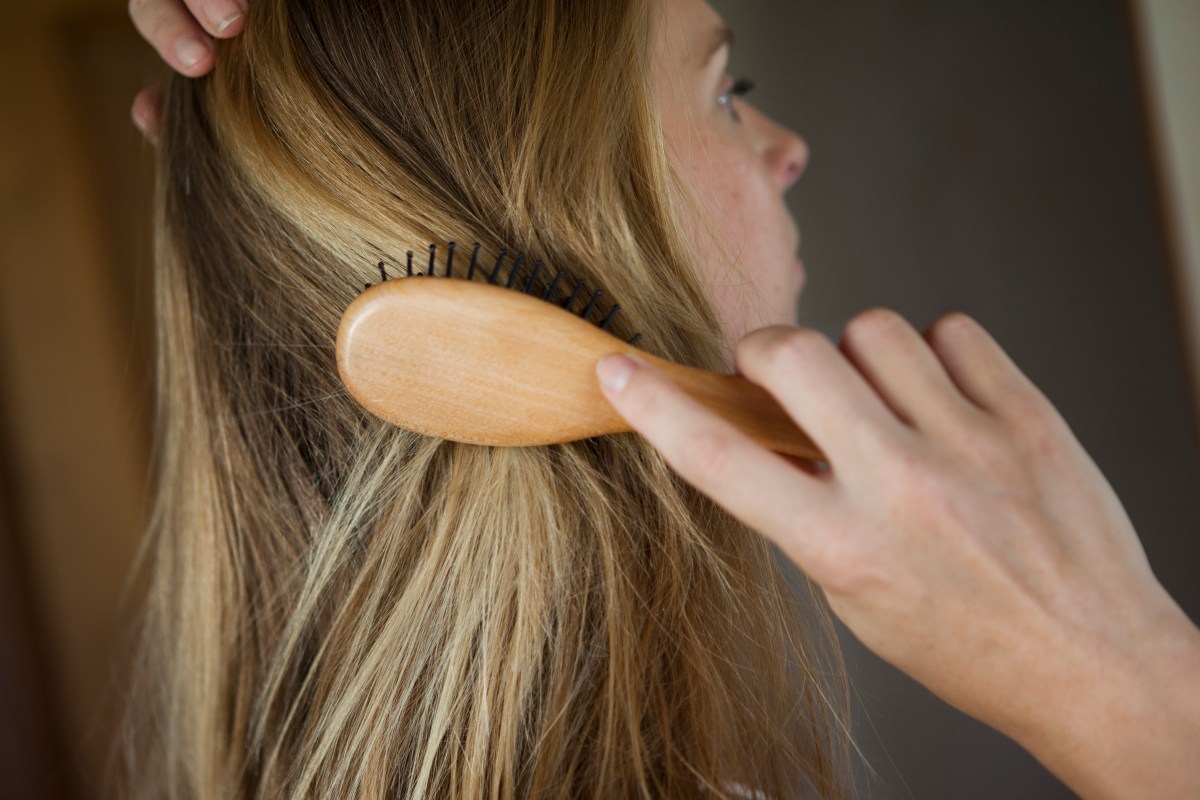 Frau bÃ¼rstet sich Haare