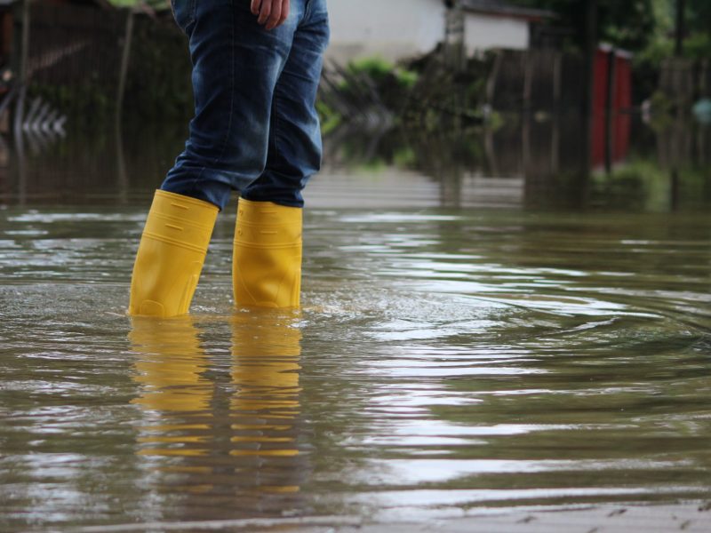 Hochwasser gelbe Gummistiefel