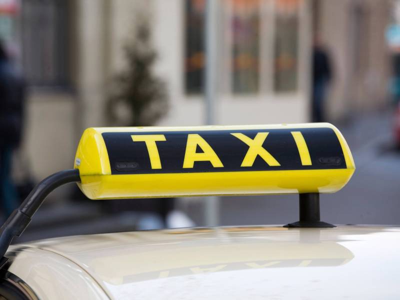 Mit dem Taxi zur Arbeit fahren, und danach das Geld vom Staat zurückbekommen? Taxikosten sind zwar steuerlich absetzbar, aber an ganz bestimmte Bedingungen geknüpft. Die Details.