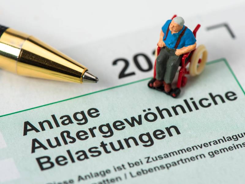 Wenn ein Angehöriger oder du selbst ins Heim musst, ist die finanzielle Belastung groß. Was bedeutet die Haushaltsersparnis und wie kannst du die Heimunterbringung von der Steuer absetzen?