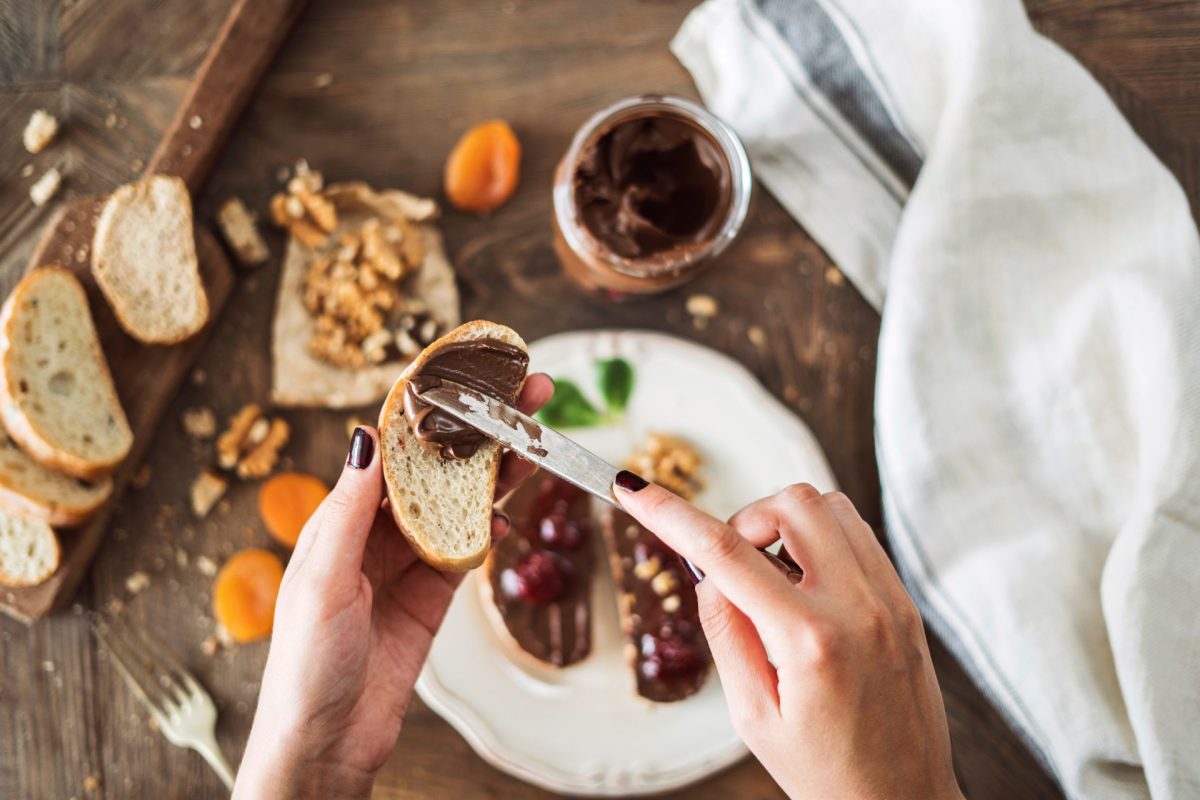 Nutella Brot schmieren