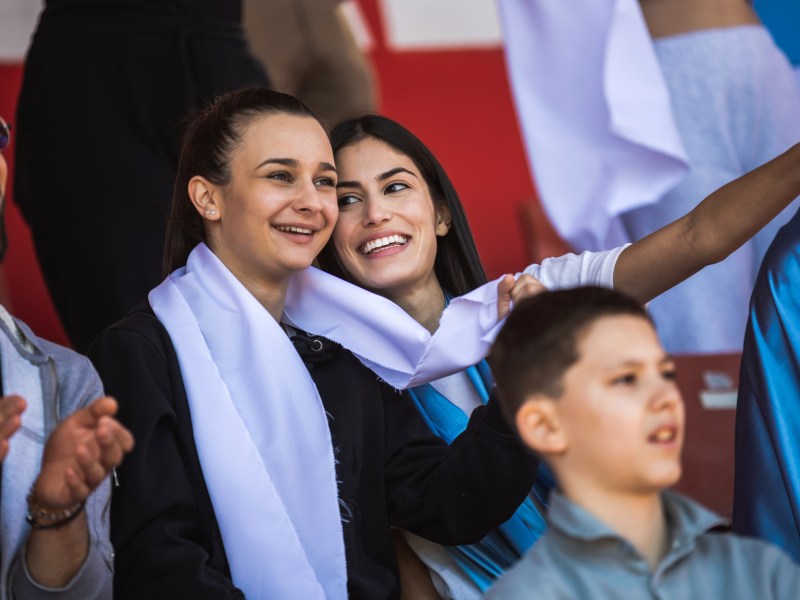 Frau hat Panikattacke im Stadion