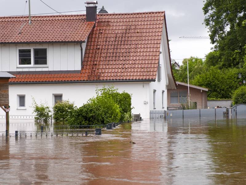 Ein Haus steht mitten im Hochwasser.
