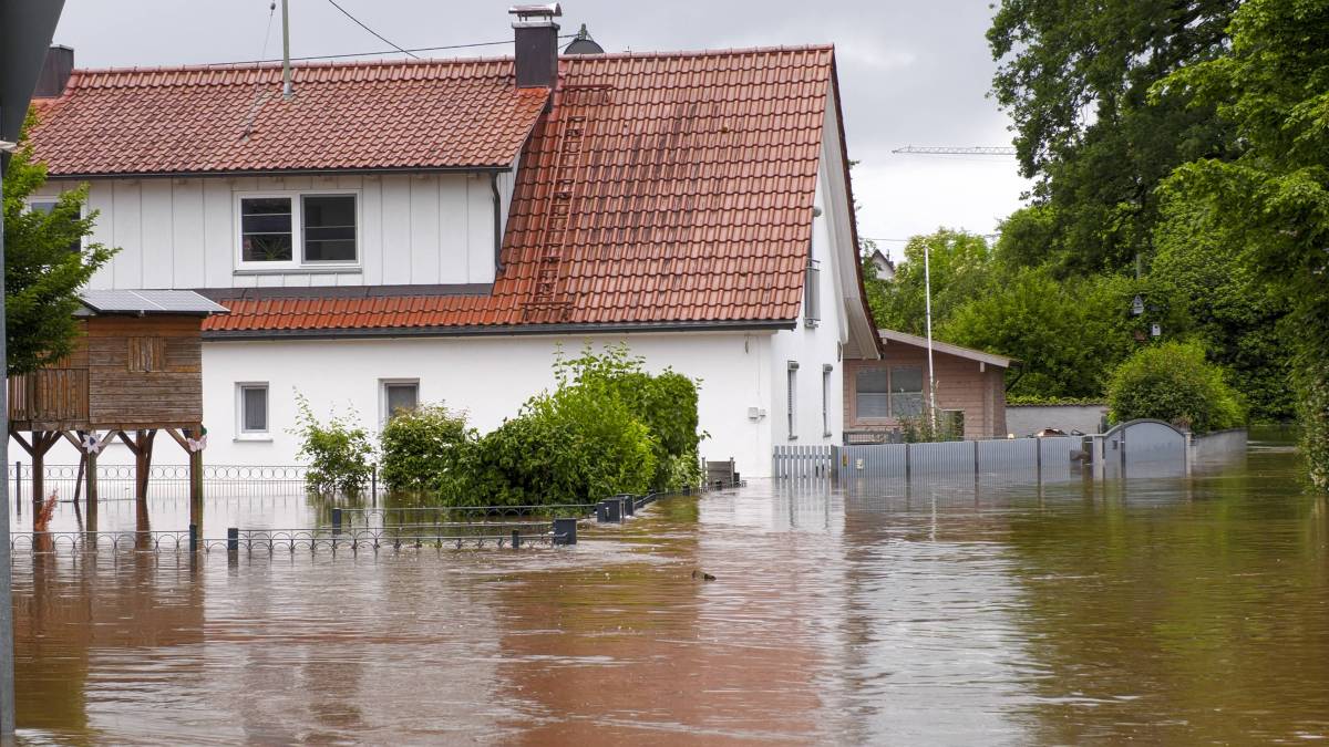 Ein Haus steht mitten im Hochwasser.