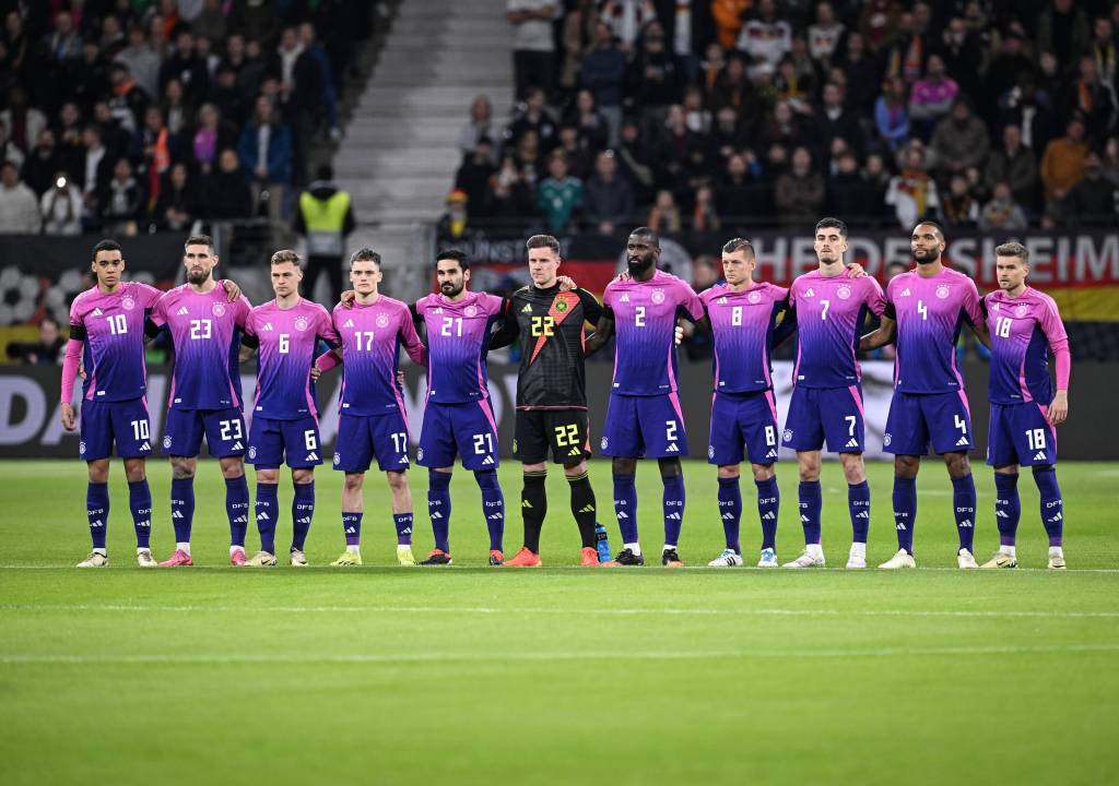 Die deutsche Fußball-Nationalmannschaft im pinken Trikot.