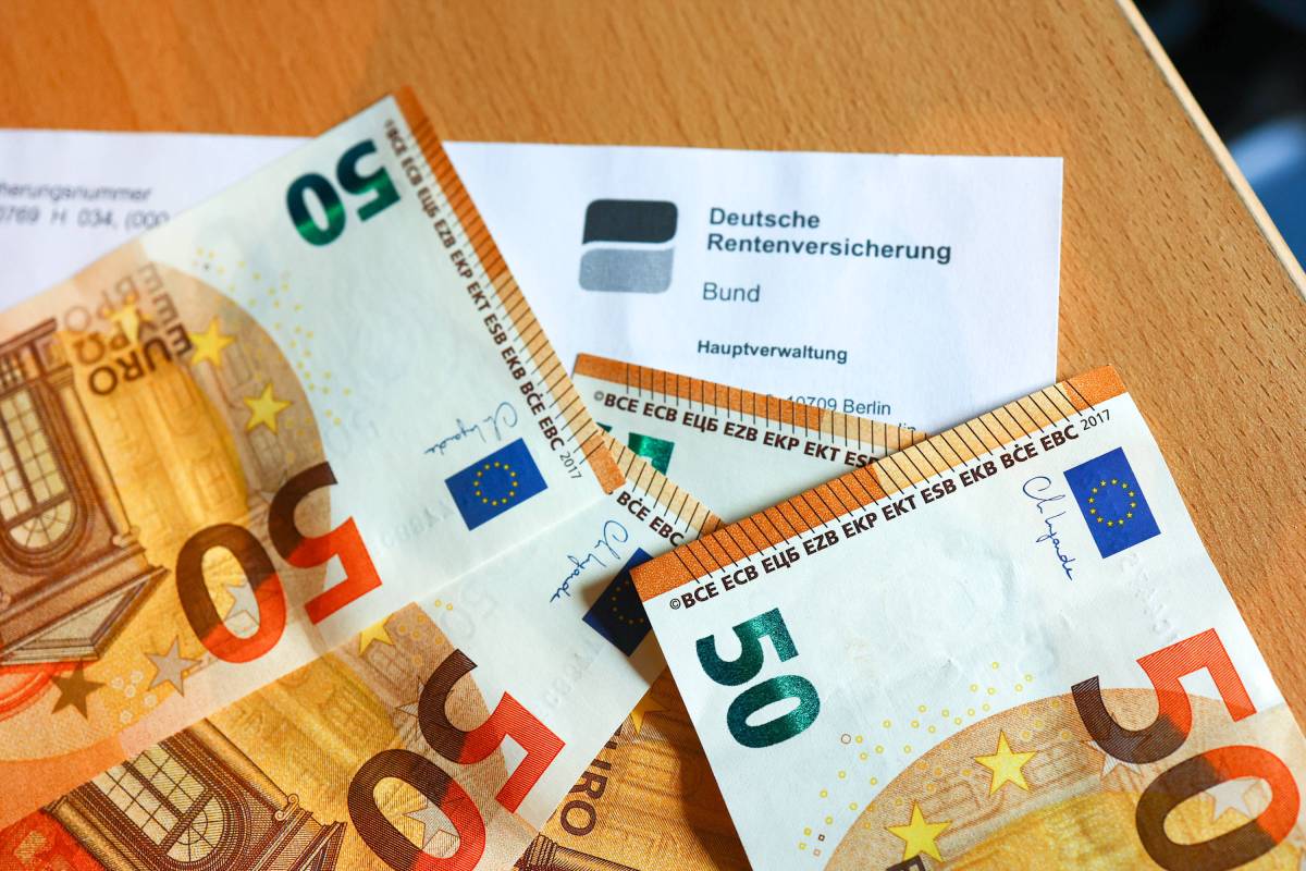 Unter einem Rentenbescheid liegen drei 50-Euro-Scheine.