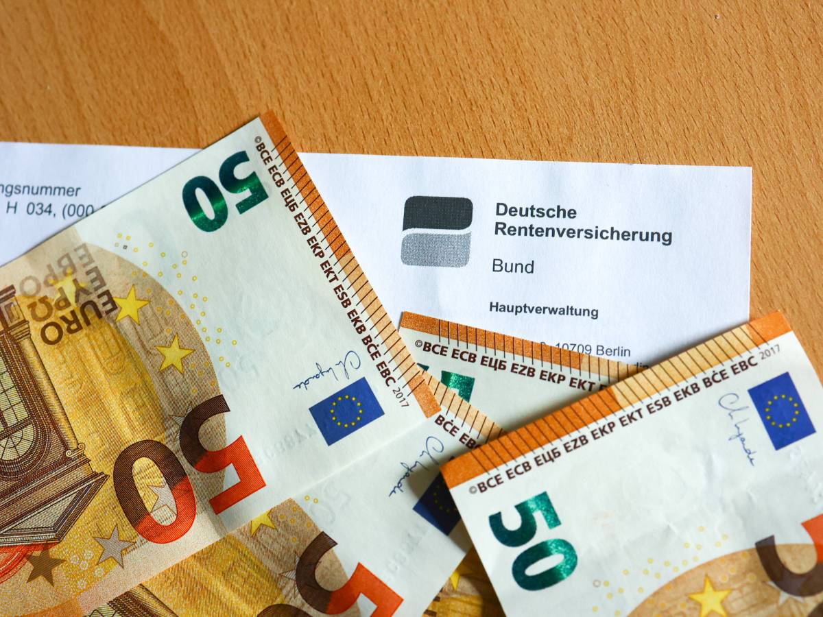 Neben einem Bescheid der Deutschen Rentenversicherung liegen drei 50-Euro-Scheine.