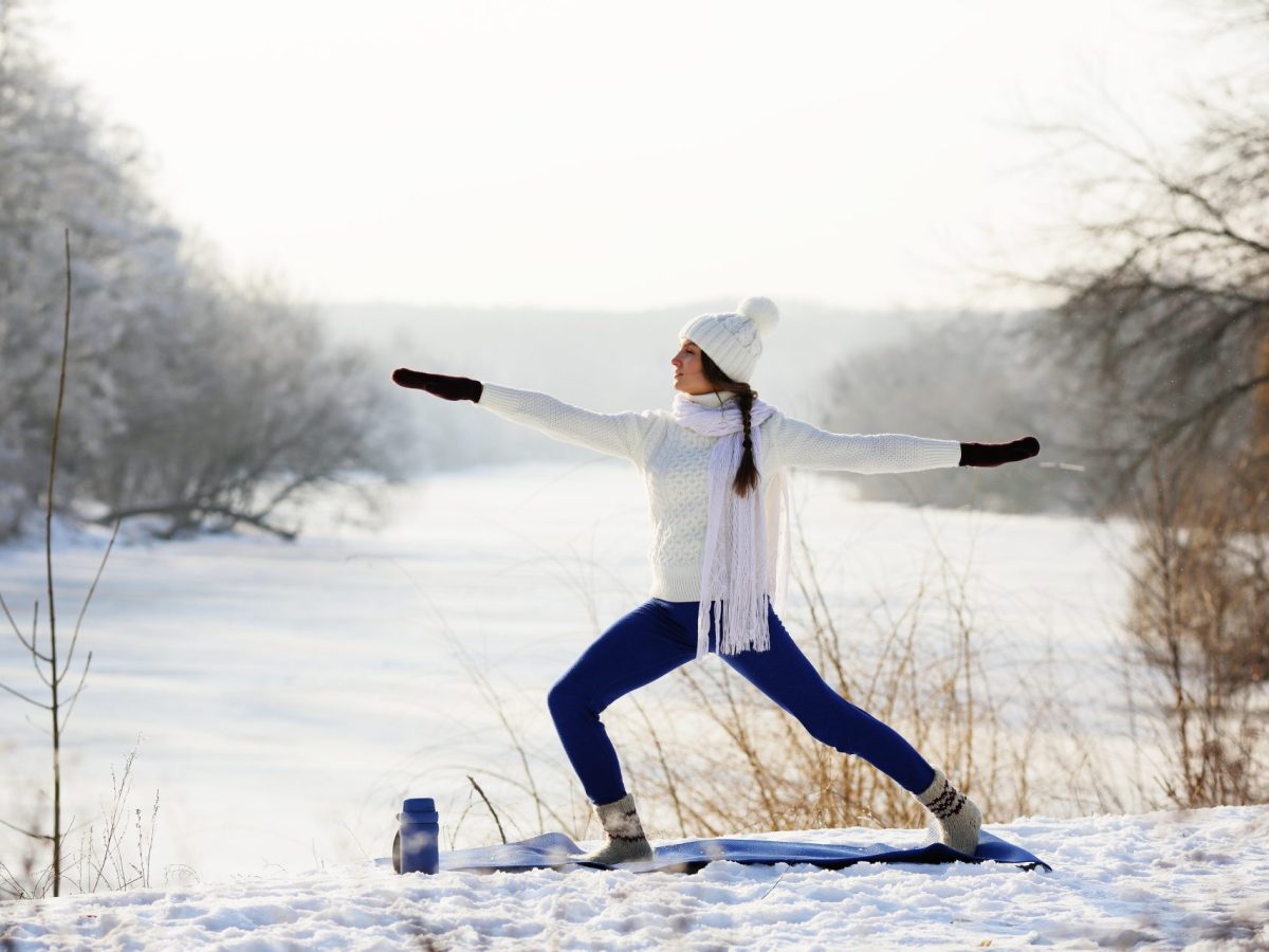 Frau Yoga im Schnee