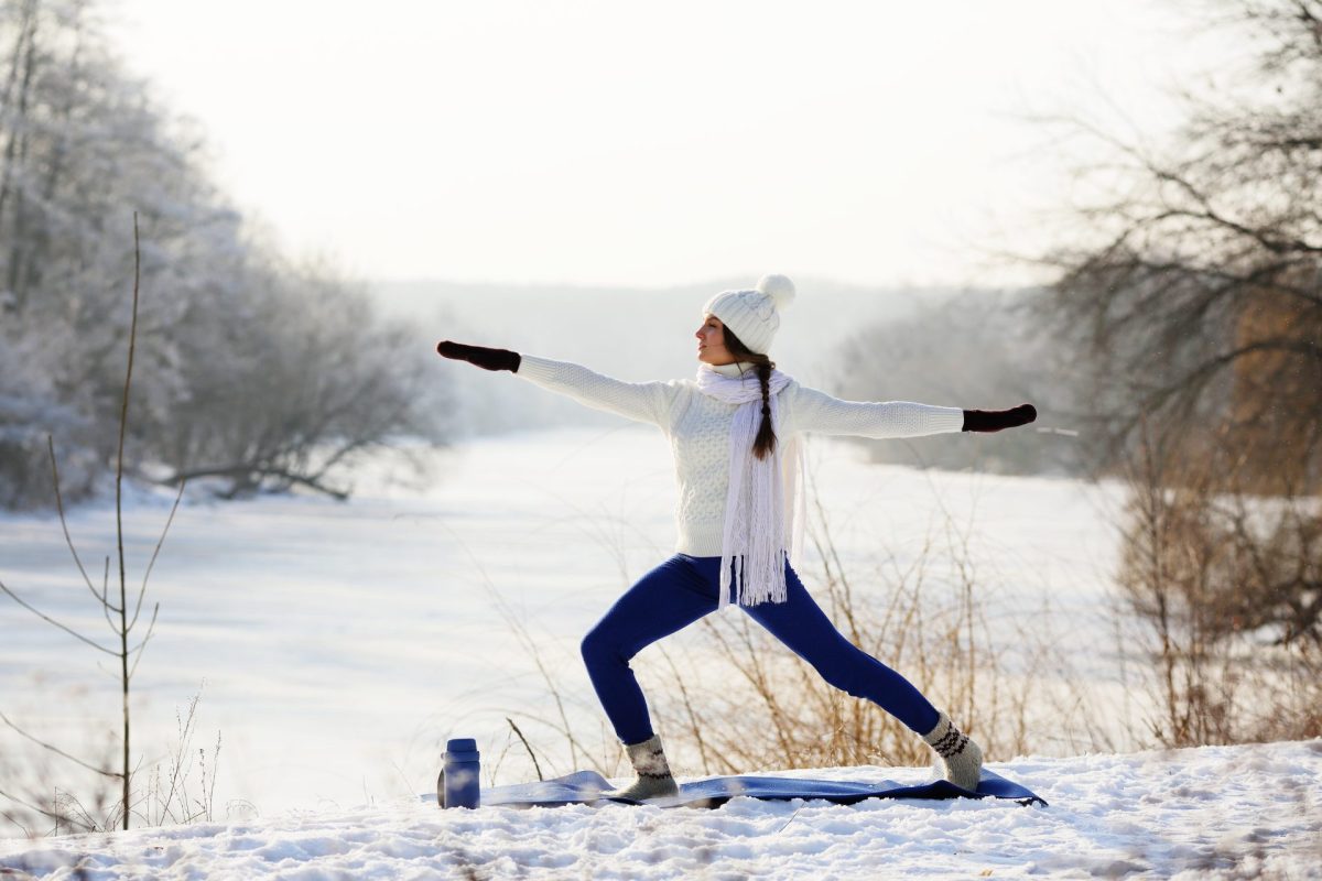 Frau Yoga im Schnee