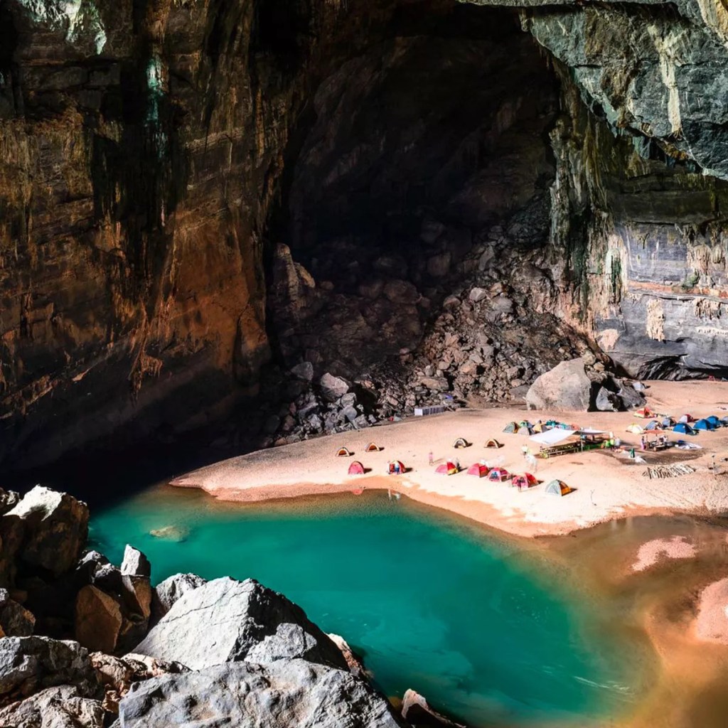 Die Höhle Hang Son Doong in Vietnam ist die größte Tropfsteinhöhle der Welt. 