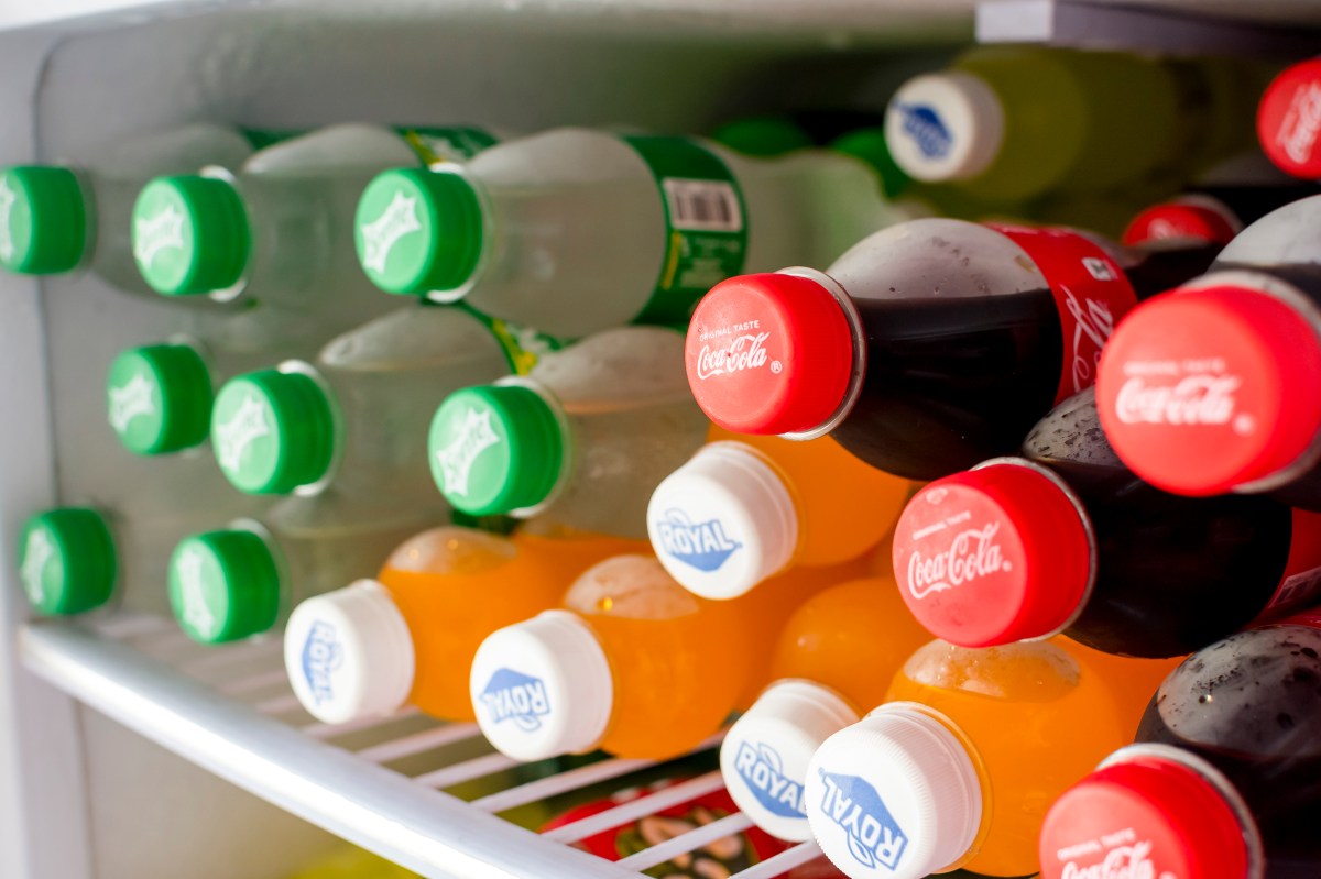 Softdrinks liegen im Kühlschrank.