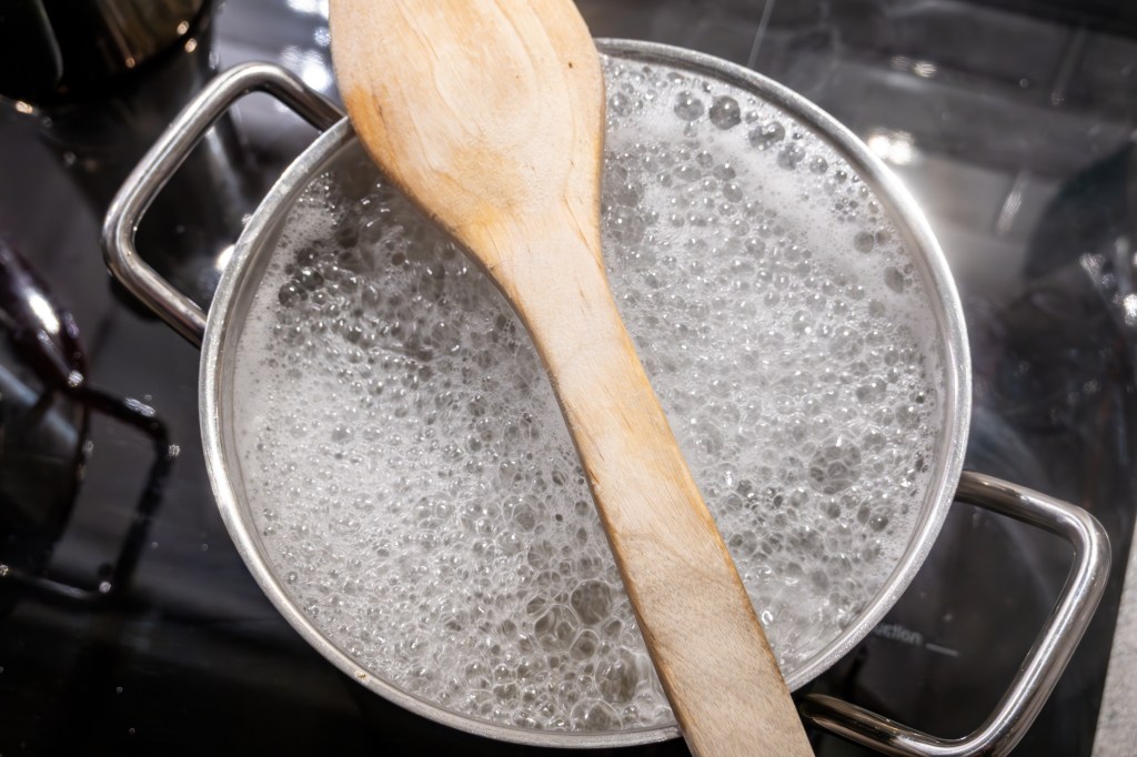 Wasser überkochen verindern: Mit dem Löffeltrick