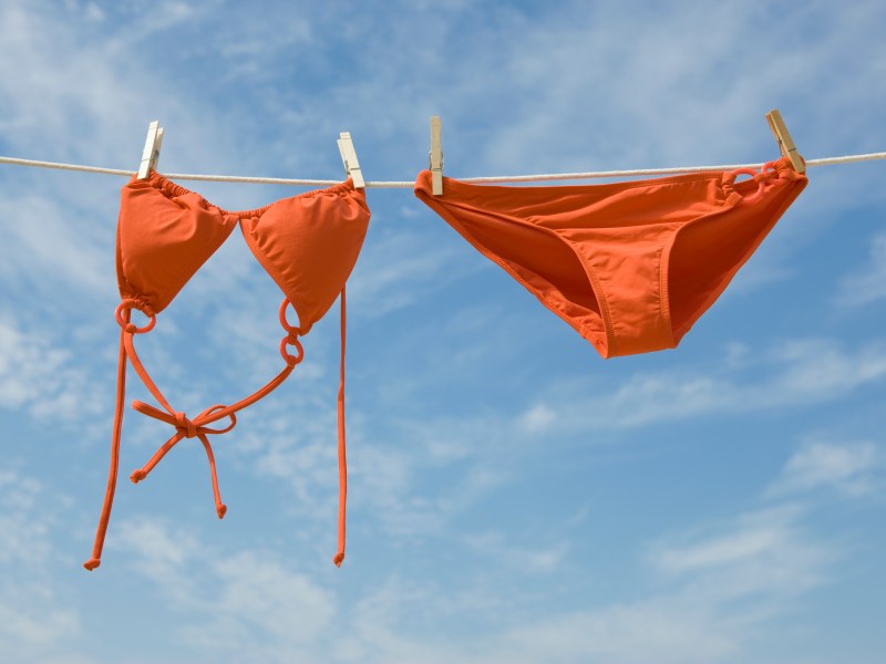 Bikini hängt an Wäscheleine