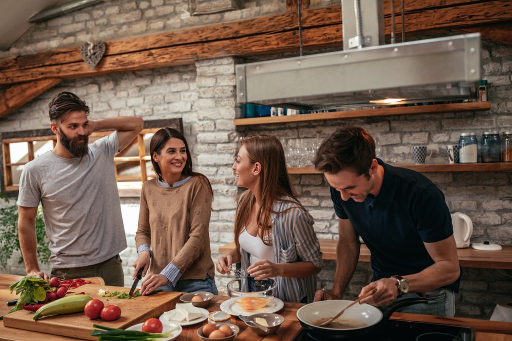 Freunde Kochen in der Küche