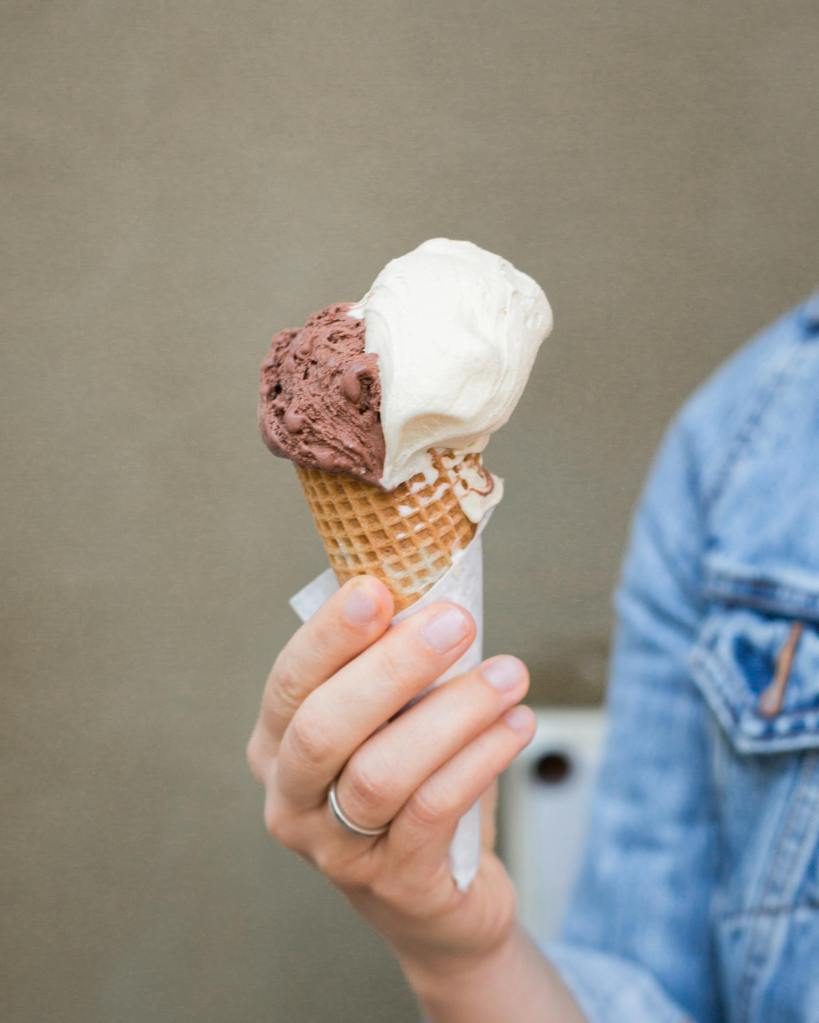 Schoko- und Vanilleeis in der Waffel