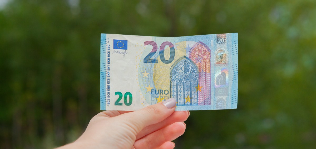 Eine Person hÃ¤lt einen 20-Euro-Schein in der Hand.