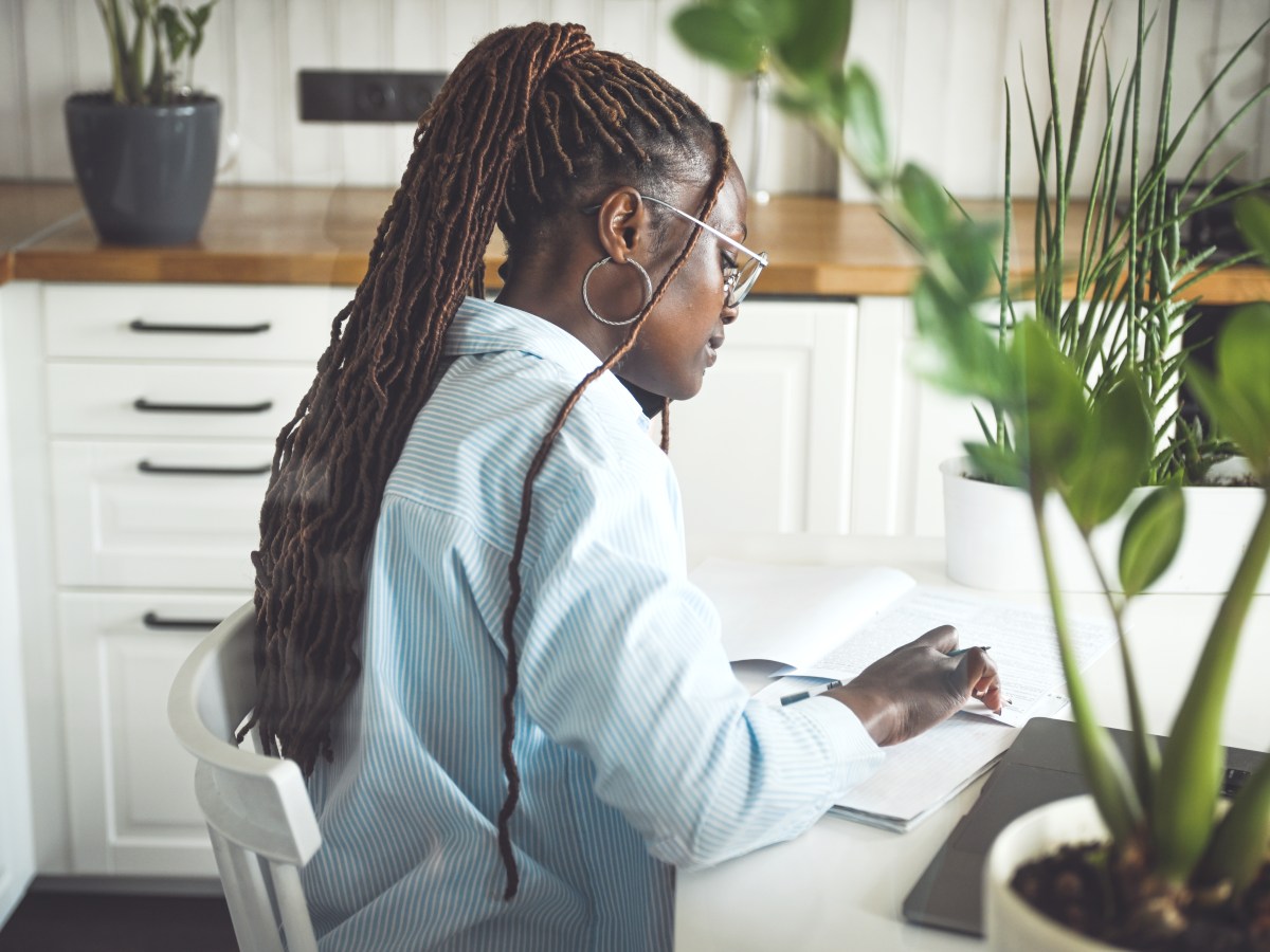 Junge Frau mit Laptop und Smartphone