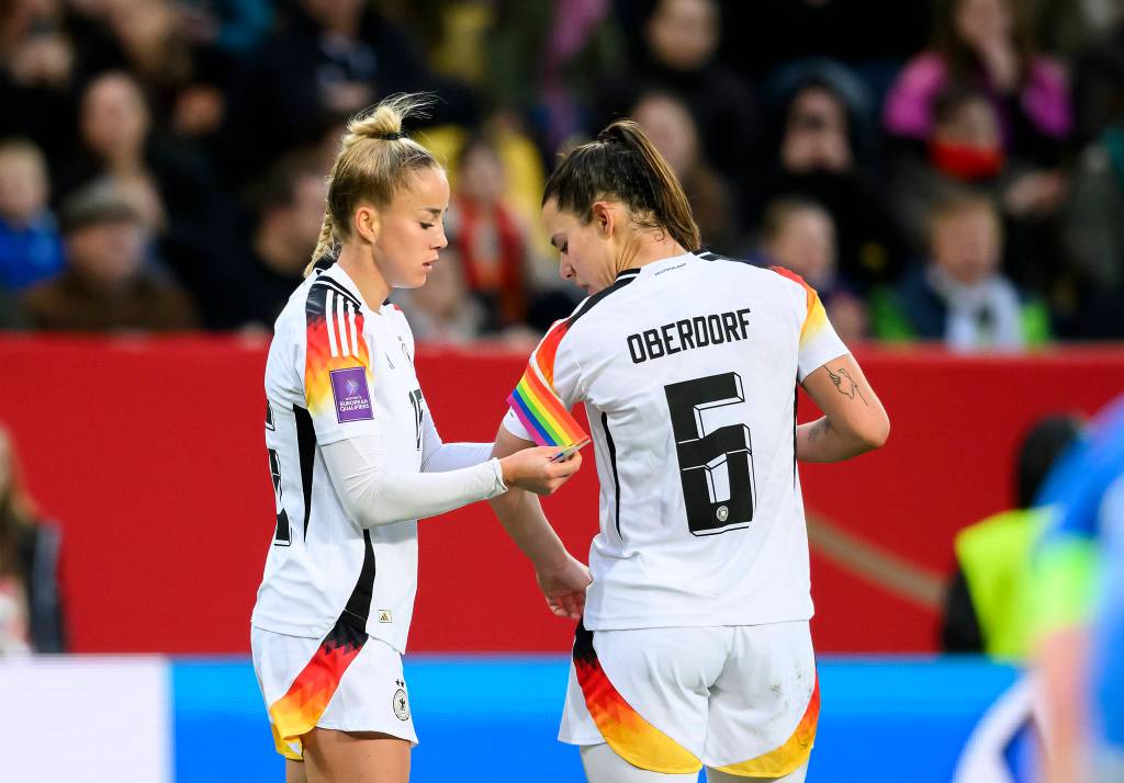 Frauenmannschaft Fußball Regenbogenbinde