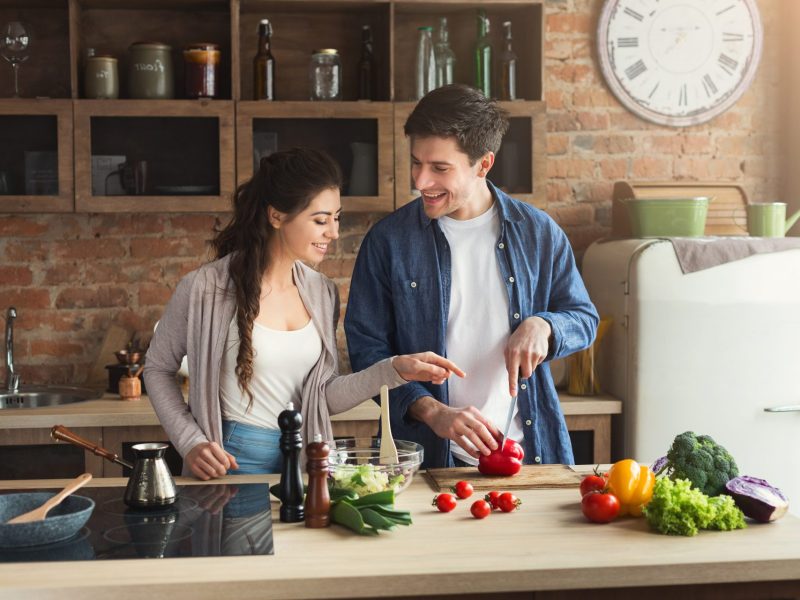 Fra und Mann kochen in der Küche