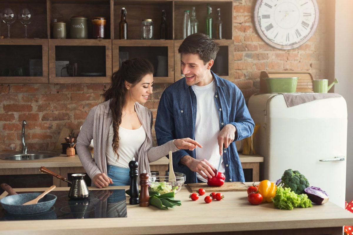 Fra und Mann kochen in der Küche