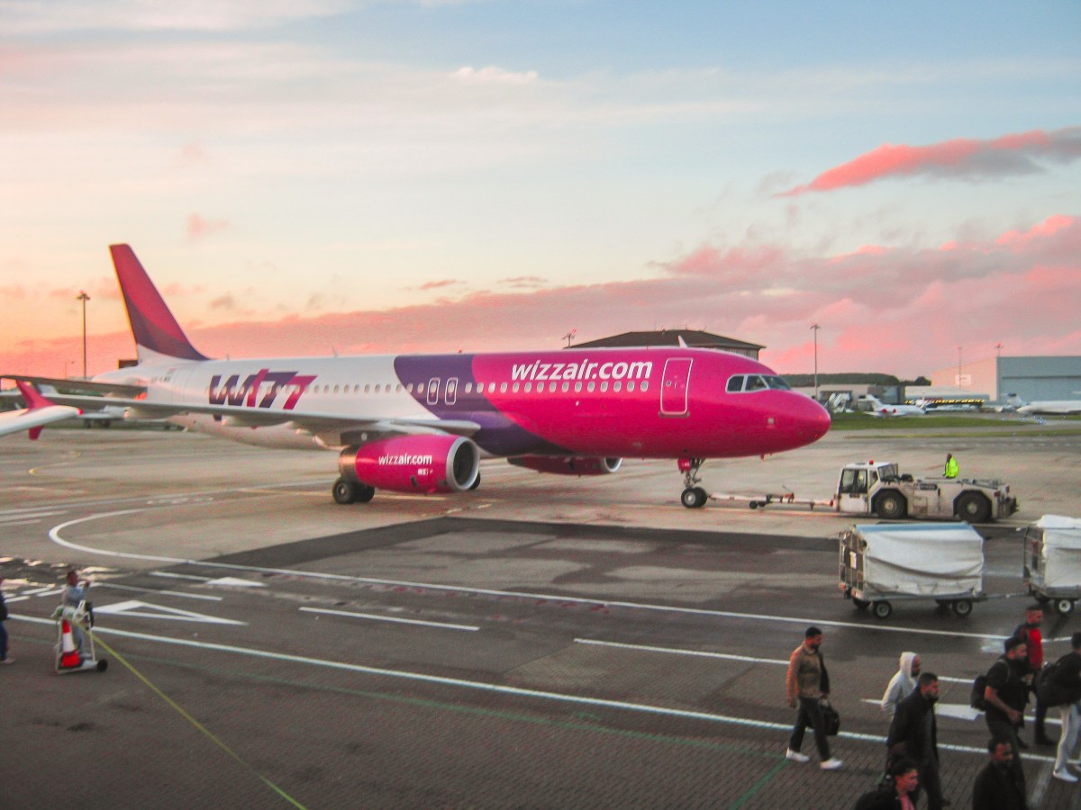 Mit der Billiggesellschaft Wizz Air kannst du jetzt unbegrenzt fliegen.