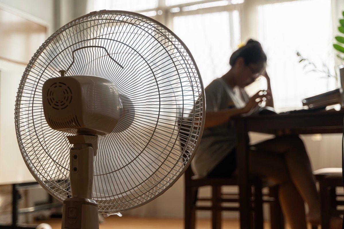 Die Hitze bleibt noch eine Weile. Der Feuerwehr-Trick sorgt dafür, dass dein Ventilator deutlich besser arbeitet, und er ist so einfach.