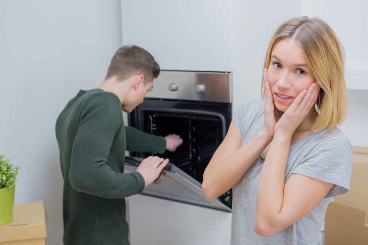 Frau und Mann Backofen