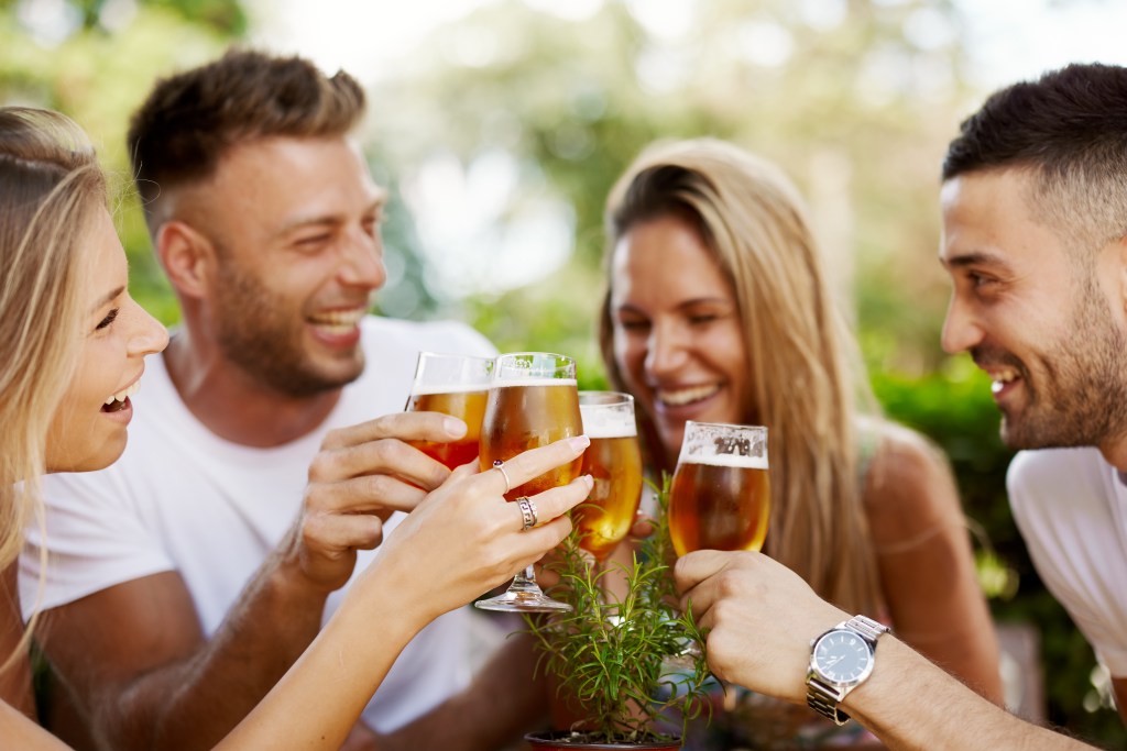 Freunde trinken zusammen Bier