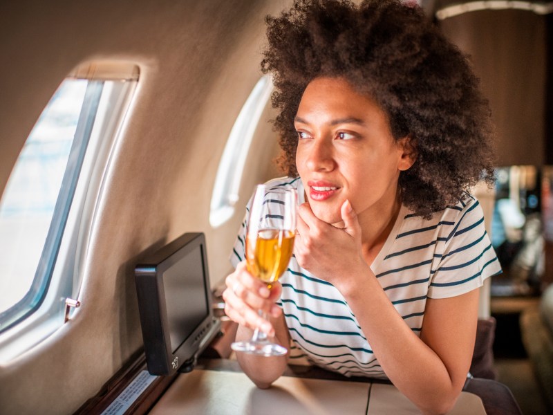 Ernährungsberaterin erklärt, warum viele Reisende im Flugzeug Ginger Ale trinken.