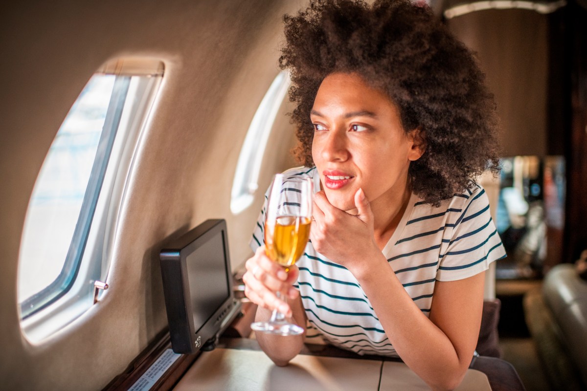 Ernährungsberaterin erklärt, warum viele Reisende im Flugzeug Ginger Ale trinken.