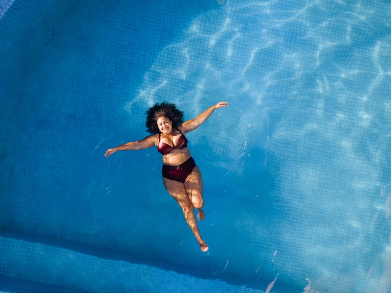 Frau schwimmt im Pool