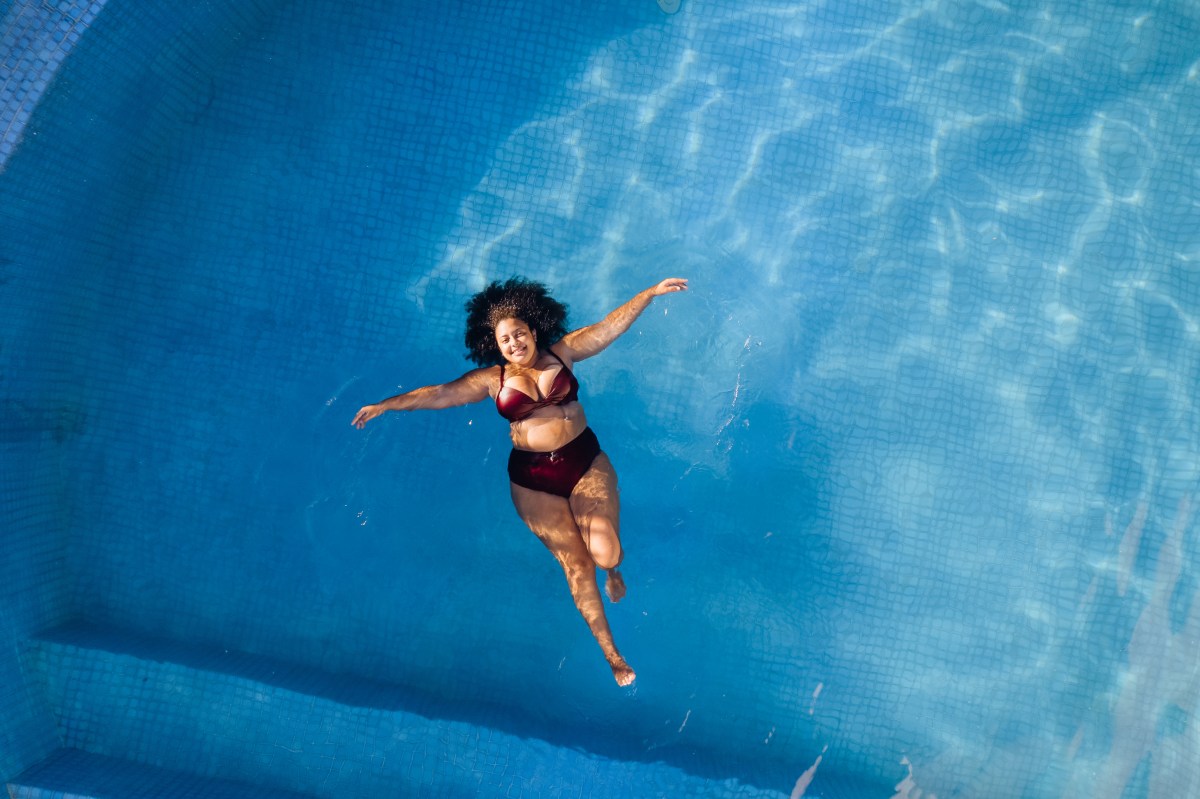 Frau schwimmt im Pool