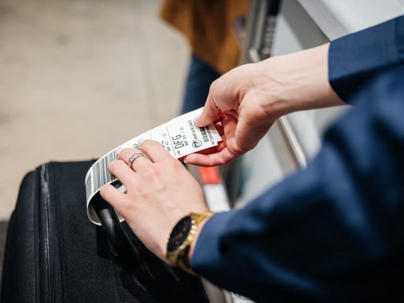 Nach dem Flug solltest du unbedingt den Strichcode-Aufkleber entfernen.